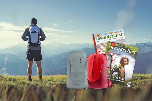 Wanderer mit Rucksack blickt in Berglandschaft, daneben Wandermagazine und zwei moderne Trekkingrucksäcke von Thule und Deuter.